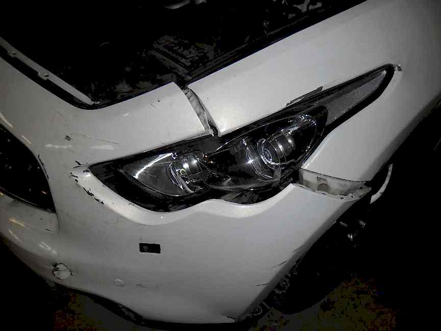 Infiniti FX37. Повреждение переднего левого крыла.