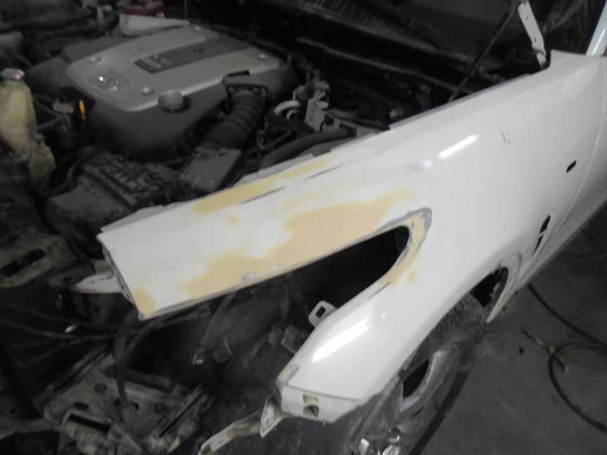 Infiniti FX37. Зашпатлеванное переднее крыло.