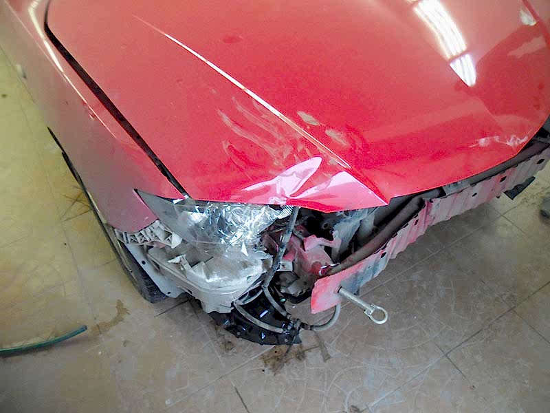 Повреждение передней части автомобиля.