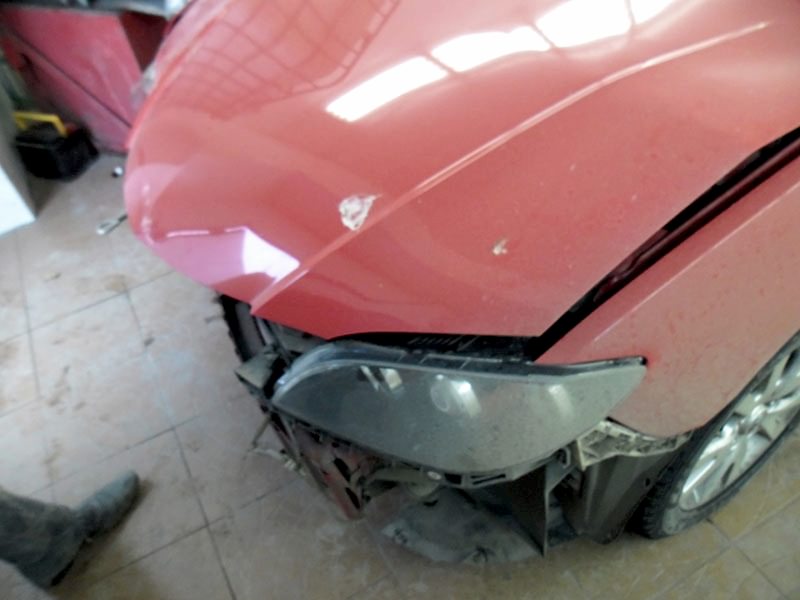 Повреждение передней части автомобиля.