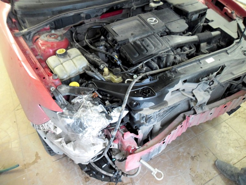 Повреждение передней части автомобиля.