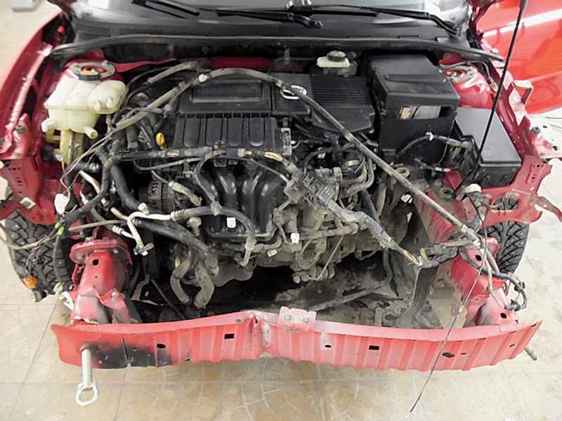 Повреждение передней части автомобиля.