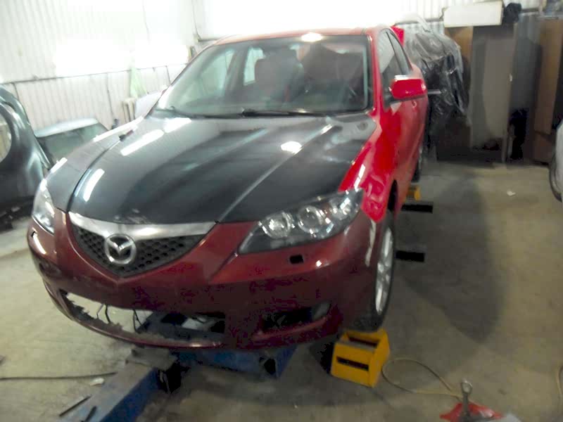 Mazda Повреждение передней части автомобиля.