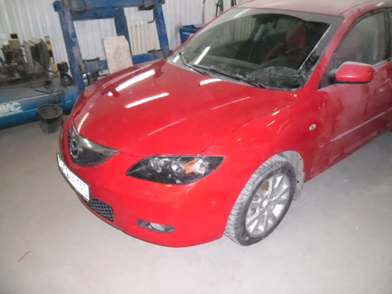 Mazda после ремонта передней части автомобиля.