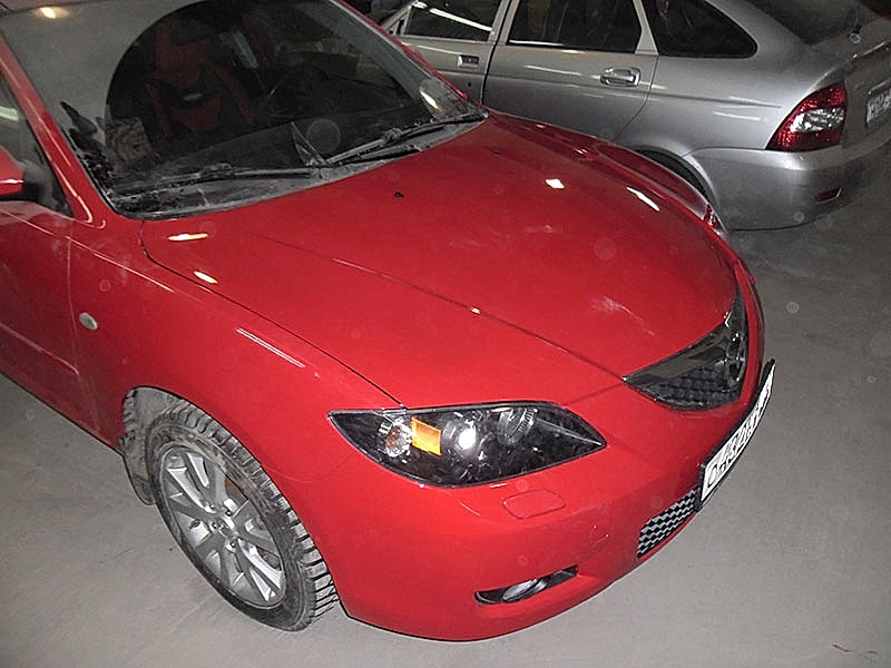Mazda после ремонта передней части автомобиля.