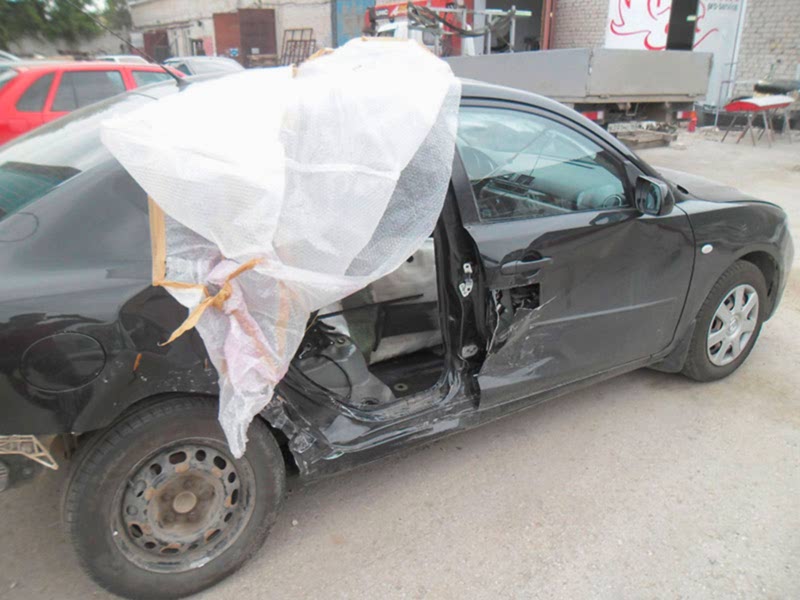 Mazda Повреждение правой части автомобиля.