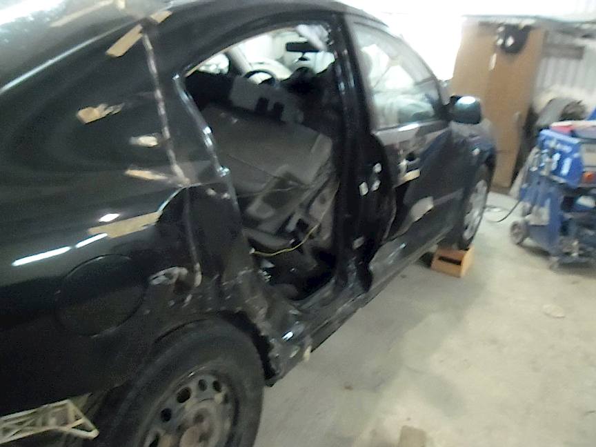 Mazda Повреждение правой части автомобиля.