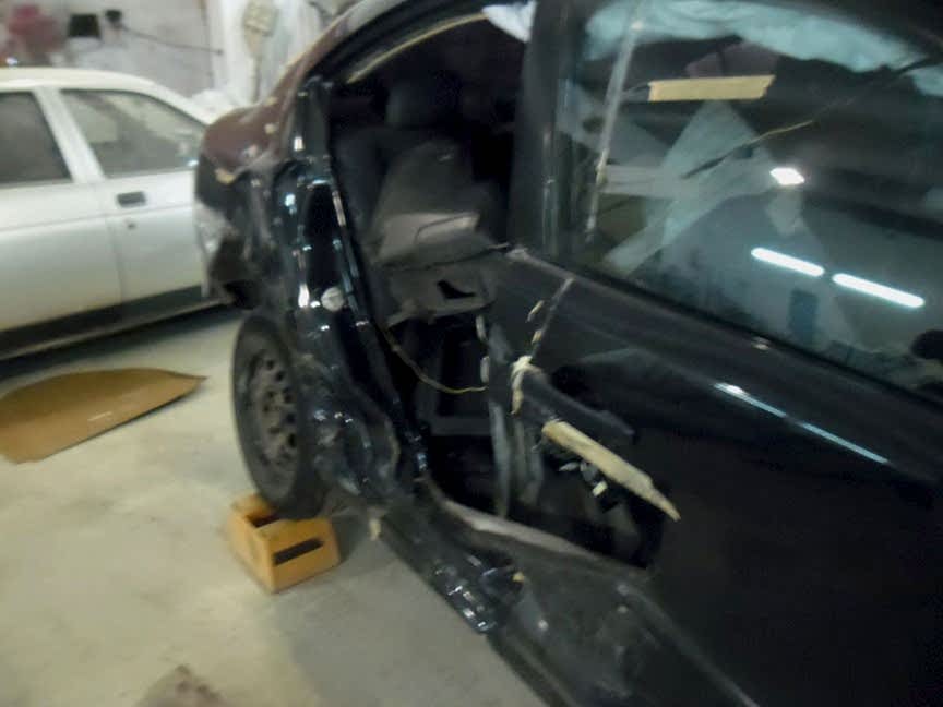 Mazda Повреждение правой части автомобиля.