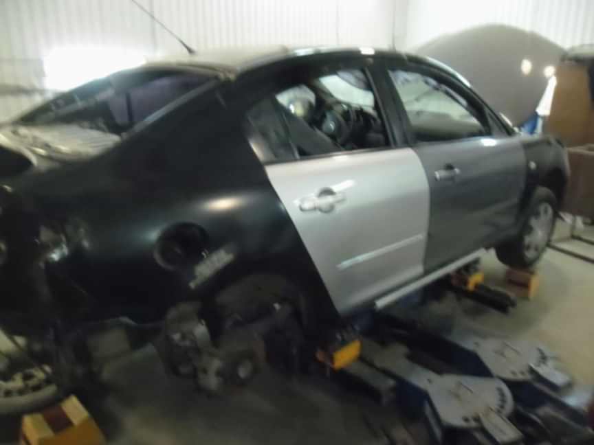 Mazda Повреждение правой части автомобиля.