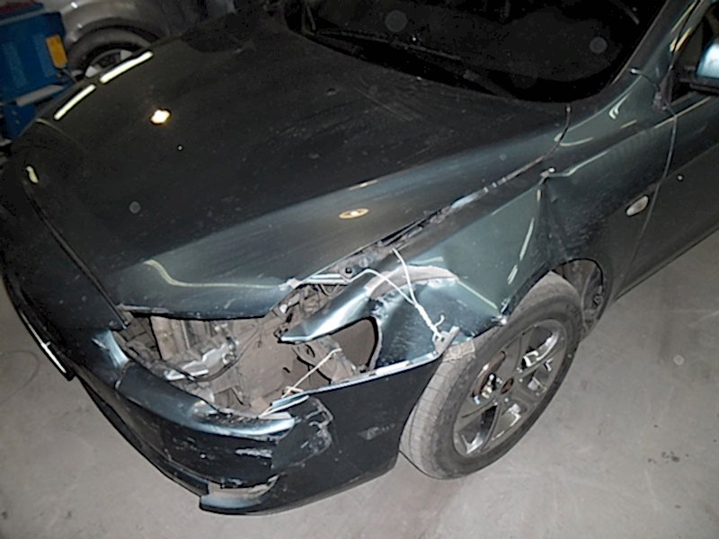 Mitsubishi Lancer Повреждение передней части автомобиля.