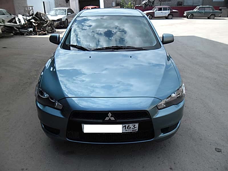 Mitsubishi Lancer после ремонта передней части автомобиля.