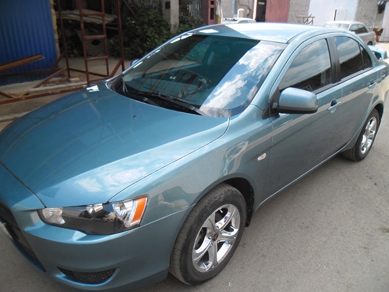 Mitsubishi Lancer после ремонта передней части автомобиля.
